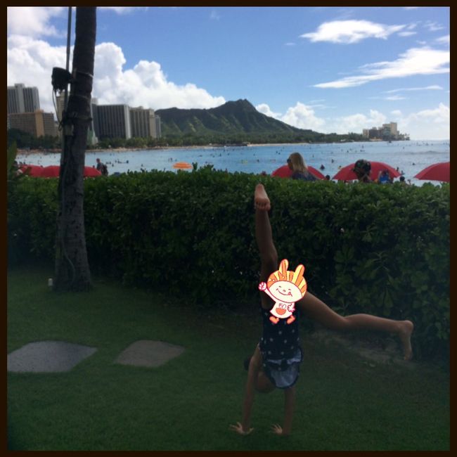 年中さんからチアを習ってる娘ちん。<br />家でもどこでも、少し開放的な場所があると側転してしまう〜