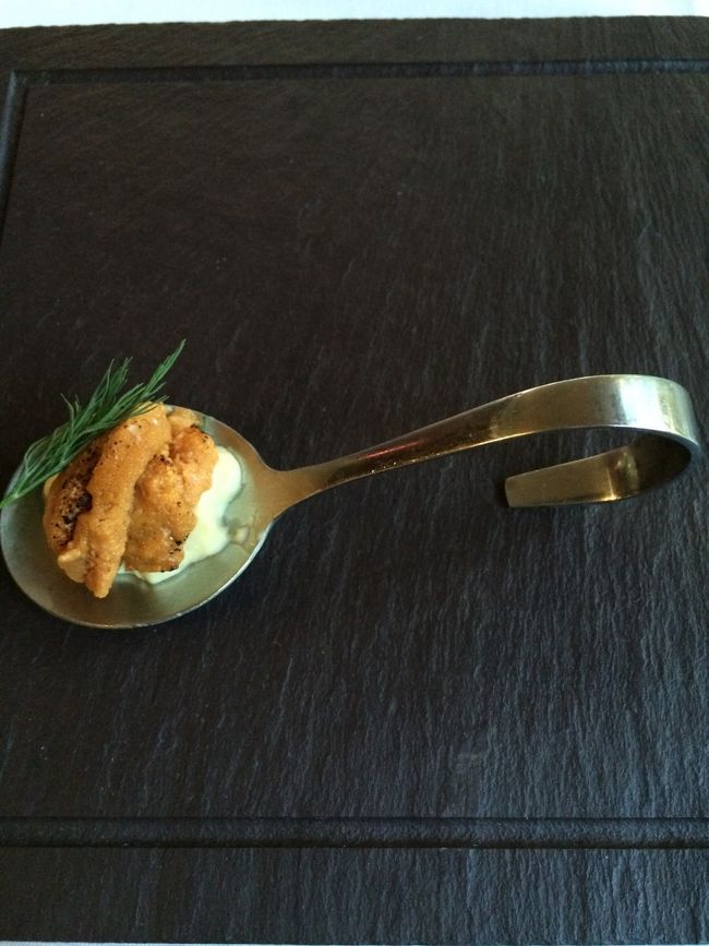 まずは...<br />スウィートコーンのパンナコッタとウニの炙り