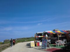 万座毛から３０分くらいで
残波岬にやってきました。
駐車場がすごく大きいので
全く渋滞していません。