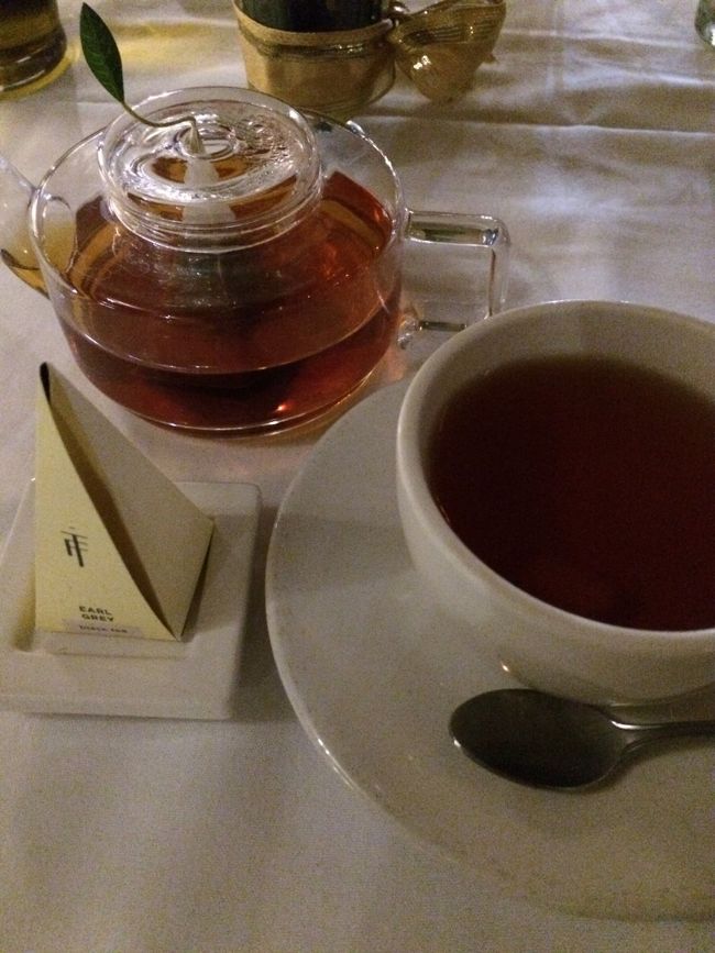 食後の飲み物はアールグレイ。<br />パパはアイスコーヒー。