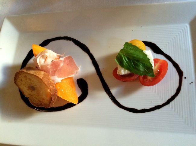 お次はキッズメニュー。<br /><br />まずはオレンジジュースに...<br /><br />生ハムとパパイヤ、カプレーゼ