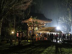 ２３時３０分くらいに永平寺到着。

雪がまったく無いのでちょっと残念。雪景色好きなのに・・・

でも念願の永平寺の除夜の鐘をつきに来られて嬉しいな。

０時になったらNHKで１５分くらい撮影するから鐘をつくのがストップになるらしい。