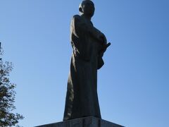 元旦

１０時にホテル出て、今日はのんびり福井市内を散策。

まずは駅から南西方向にある足羽山へ。

幸橋を渡ると由利公正像があった。