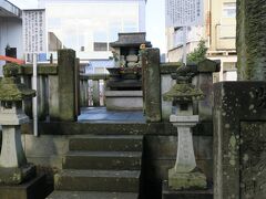 左内公園から歩いてすぐ、西光寺

こちらに勝家とお市のお墓がありました。

勝家の甥で養子の丸岡城主の勝豊、勝家の子・作次郎っていうお方も合祀されているとのこと。
そういえば勝家の家族について、全然知らないなあ。
