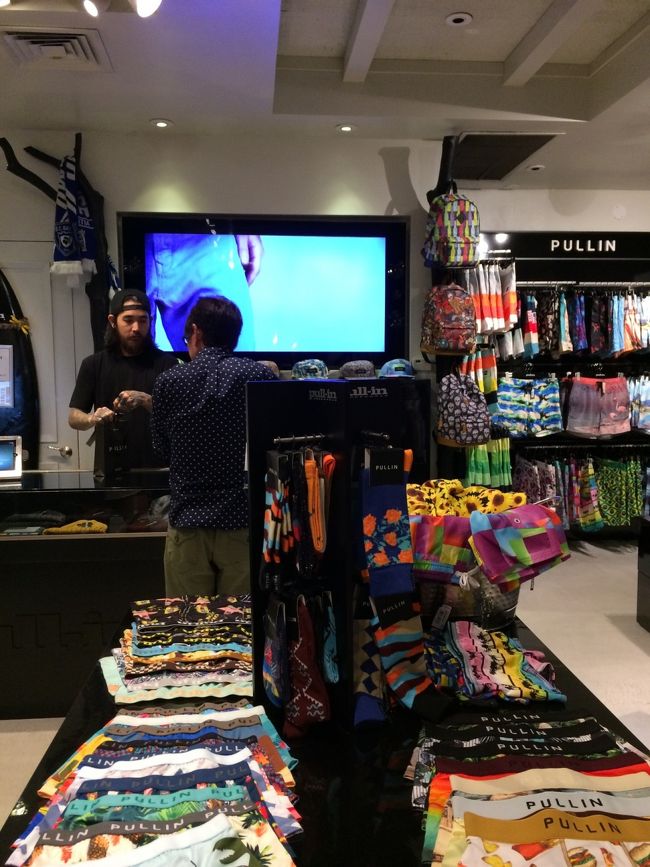 ご飯の後は、、<br />ビーチウォークで少しShopping。<br /><br />パパ、一目で気に入った水着を購入〜