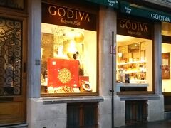 開店前のGODIVA本店