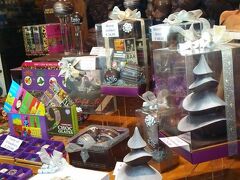あれこれ町を歩いて、
MaryとDumonとChocolateLineの３店でチョコを購入。

Mary http://www.mary.be/nl/
Dumon http://www.chocolatierdumon.be/
ChocolateLine http://www.thechocolateline.be/nl/

写真はChocolateLineのディスプレイ。