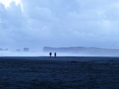 ☆Iceland-Reynisfjara★

「レイニスフャラ」
遠くに見えるディルホゥラエイ。