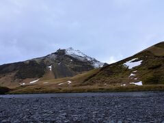 ☆Iceland-Skógafoss★

「スコウガフォス」
スコウガフォスへやってきました。
こちらはお隣の山。
