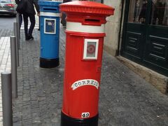 派手な色の、ポスト。懐かしい？