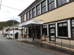 　美濃和紙あかりアート館

　建物は、昭和16年頃に美濃町産業会館として建てられました。切妻造りの木造総２階建のスレート葺で、美濃市の現存する中では最大の近代木造建築物です。

　水平線を強調した外観意匠に特徴があるとされ、昭和初期の姿を今に残す貴重な建造物として、国の登録有形文化財に指定されています。