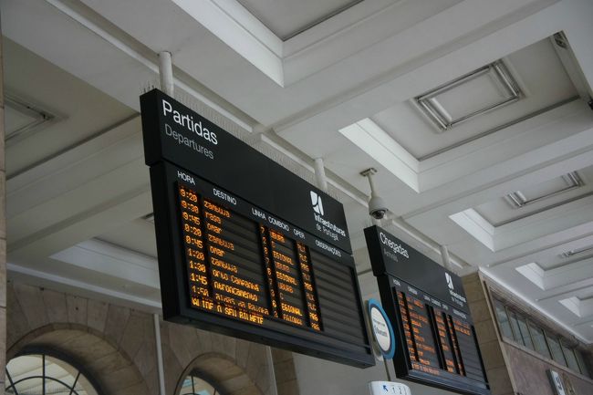 サントアポローニャ駅。<br /><br />こちらで高速列車ＩＣに乗り換えます。<br />まずは窓口でコインブラＢ駅行きのチケットを購入。<br /><br />19.2ユーロ。シニアは半額になるそうです。