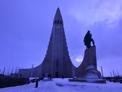 ☆Iceland-Reykjavik★

「ハットルグリムス教会」
ニューイヤーを迎えたレイキャヴィーク。
教会も閉まってるけど、記念写真を撮りに来てる人がちらほら。