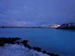 ☆Iceland-Blue Lagoon★

「ブルーラグーン」
この日は午後からブルーラグーン。
前日まで南アイスランドの長旅やったから、ゆっくりめの日程がありがたい。
ブルーラグーンは展望台が工事中になってて、全景を撮ることができなくなってた。
いわゆるブルーラグーンに入りながらじゃないと撮れないって感じなので、仮にオーロラが出たとしても、ブルーラグーンに架かるオーロラ！みたいな写真が撮れないって状況ね。
まぁ、だいたいIphoneを防水パックに入れて顔パックしながら記念撮影してる人が多かったかな。ここは施設の外側なので自由に写真が撮れる。