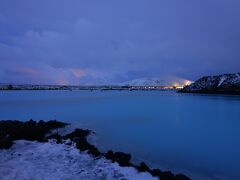 ☆Iceland-Blue Lagoon★

「ブルーラグーン」
この日は午後からブルーラグーン。
前日まで南アイスランドの長旅やったから、ゆっくりめの日程がありがたい。
ブルーラグーンは展望台が工事中になってて、全景を撮ることができなくなってた。
いわゆるブルーラグーンに入りながらじゃないと撮れないって感じなので、仮にオーロラが出たとしても、ブルーラグーンに架かるオーロラ！みたいな写真が撮れないって状況ね。
まぁ、だいたいIphoneを防水パックに入れて顔パックしながら記念撮影してる人が多かったかな。ここは施設の外側なので自由に写真が撮れる。
