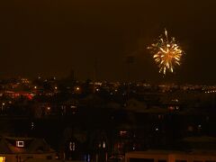 ☆Iceland-Reykjavik★

帰り道はヨークルサロンからレイキャヴィークまで約６時間程。
１２月３１日ということもあり、途中のヴィークを最後に店は全て閉まり、レイキャヴィーク市内まで約４時間以上、トイレもないという状況に(^_^;)
南アイスランドツアーからレイキャヴィークに戻ると市内はすでに年越しモード。
あちこちで花火が上がりまくっている。
本日のホテルはなぜかここしか空いてないとかで、最上階の角部屋。
部屋はしばらく使われてないのか、入った瞬間、排水口の匂いが漂ってくるという始末。しかし、あちこちで上がる花火を見るには最高のロケーションということもあり、ここで２泊することに。