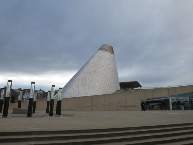 タコマの有名な場所らしいです。<br />大砲みたいですが、玉も人も飛び出しません。(笑)<br /><br />この広場の近くに可愛らしいカップケーキのお店があっておやつもご馳走になりました。お店もカップケーキもとても可愛らしくて見る分にはとてもハッピー。ですが。。。やっぱりすごく甘かったです((+_+))<br />アメリカのカップケーキはなんでこんなにも甘いのかしら？？