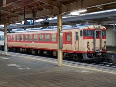 2015.12.31　酒田ゆき普通列車車内
鶴岡では“国鉄急行色風”のキハ４８と行き違う。両端に片開き２扉なので一瞬急行型かと思ってしまうが、残念ながら近郊型だ。