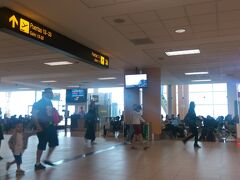 12/25、6:30に出発して空港へ。9:10のクスコ便、一度は1時間遅れとの事で、1Fの別なゲートまで行って座って待っていたら、いきなりファイナルコールの呼び出ししている表示に気が付きました。慌てて元のゲートに行くと、まさにゲートを閉めようとしているところで、添乗員さんが呼び出しをかけてもらおうとしていたとの事。聞くと、1時間遅れとアナウンスした直後にやっぱ飛ぶっていきなり搭乗手続き始めたようで、アブナイアブナイ。