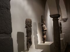 サントドミンゴ教会のかわりに、プレコロンビーノ博物館に来ました。
石器時代の木器です。トーテムポールに近いデザインです。