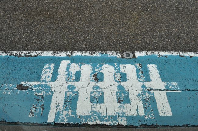 　のりばは路面に白線でペイントされただけの簡易なものです。<br />　2015年にも交通事故が起こった危険な停留場です。