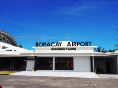 定刻30分遅れでボラカイ島の一番近い空港のカティクラン空港に到着。

ひさびさ〜〜〜カティクラン空港。

つかつか。
めっちゃ綺麗になってるじゃない。カティクラン空港。
びっくり〜〜〜
