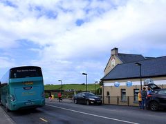 バスは北東に向かって１５分ほど走り、１４時４５分、ドゥーラン（Doolin）の村にてランチタイム。

街道沿いの“フィッツパトリックスバー”（Fitzpatrick's Bar）という、バスツアー御用達と見られるお店に入ります。