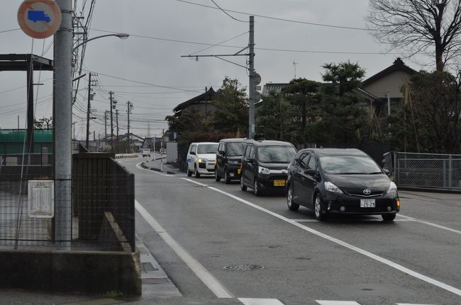 　東へ数百メートル行くと、ＪＲ氷見線能町駅があります。<br />　志の輔さんの乗換案内もありました。