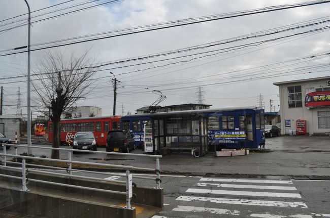 　万葉線の車両車庫があります。