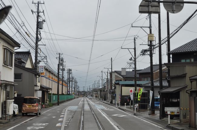 　吉久停留場です。<br />　こちらも簡易停留場です。<br />　道路も狭く、乗るのは大変かもしれません。