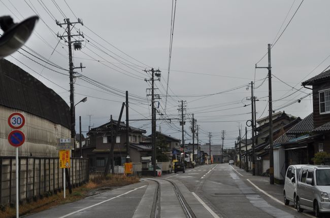 　左に折れて、再び専用軌道に入ります。