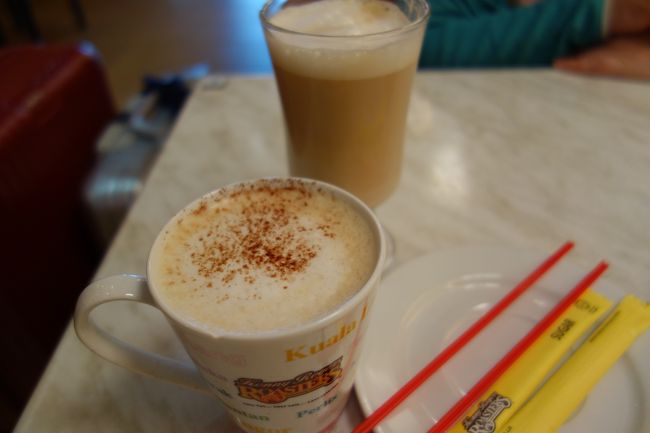 バスターミナル内のマフィン屋さんで朝ご飯。「ROASTERS」マフィン・コーヒー×2で26.2RM≒945円。