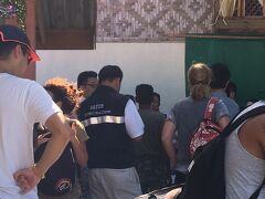 上陸してもイミグレが終わるまで猛烈に時間が掛かりました・・・
あ・・・暑い・・・

ちなみにイミグレ＆Telaga Terminalのチェックイン・チェックアウトの場所はBundhaya側との事前情報でしたが変わった模様。
Walking Streetのちょっと北側でした。