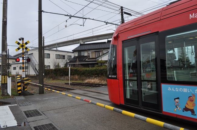 　ゆっくりと出発しました。<br />　発車したときは、まだ遮断機が下りていたなく電車はいったん停車しました。(笑)