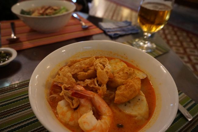 チェックイン前にランチを。外は大雨で、今は外出できる状態じゃないしね。ホテルロビーレストランで、ラクサを。ホテルだけあって洗練されてる感じ。おいしい。