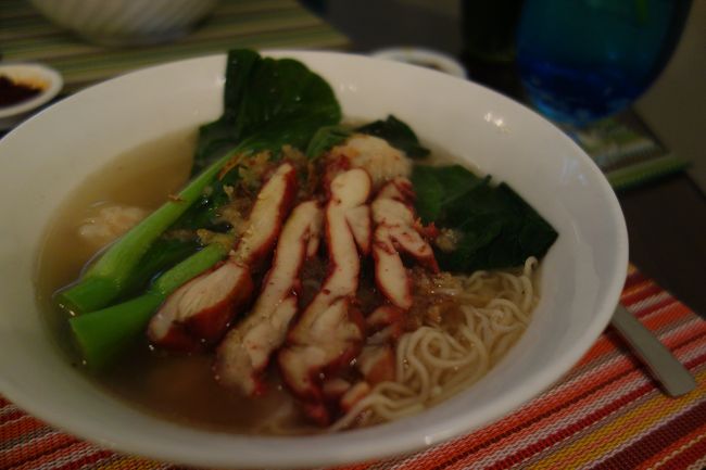 夫の雲呑麺。ビールも。チャージ・税金も含めて全部で104RM≒3744円。