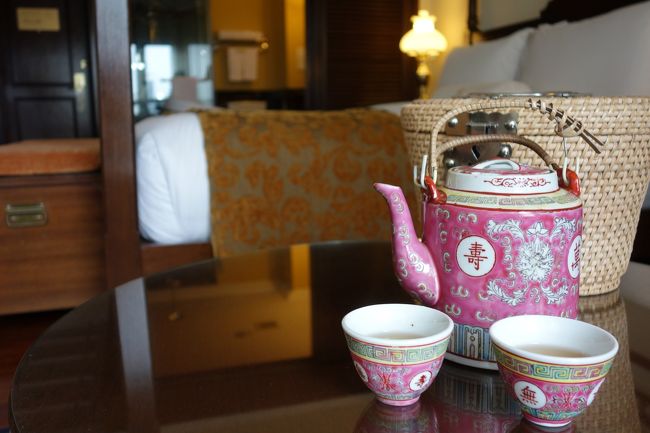 ランチを済ませてチェックイン。プラナカン食器、素敵♪