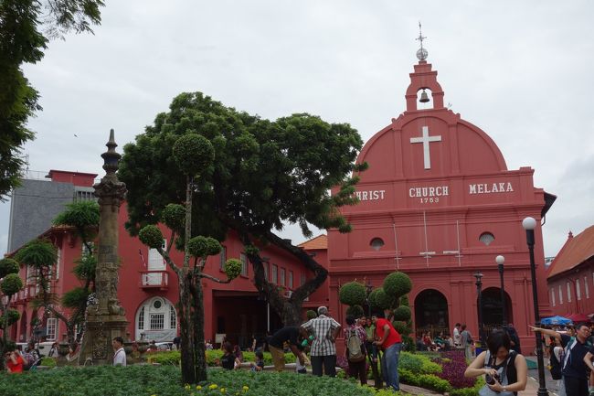 オランダ広場のスタダイス。たくさんのトライショーがガンガン音楽をかけています!!!にぎやかな広場!!