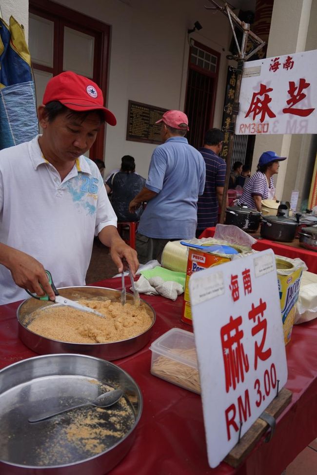このお店で、きなこ？ごま？のお餅みたいなものを買って食べました（3RM≒108円）。香ばしくて、おいしいかった…
