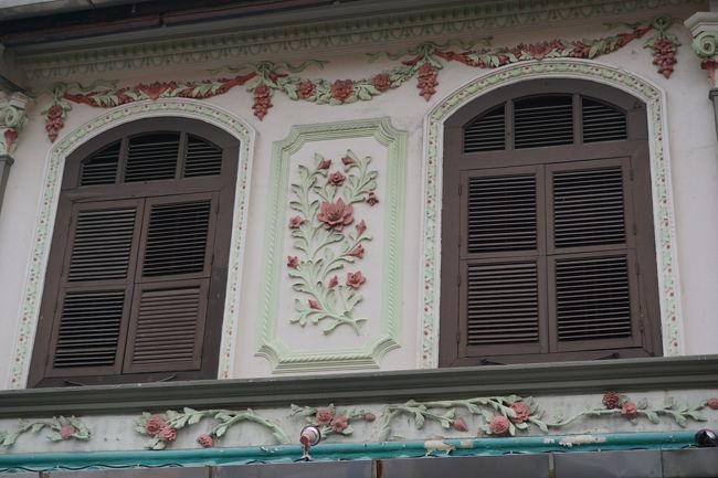 こんな装飾が建物になされています。貿易で栄える街というのは、外国によって支配されるという一面もあれば、文化の吸収や構築といった一面もあるんだな…