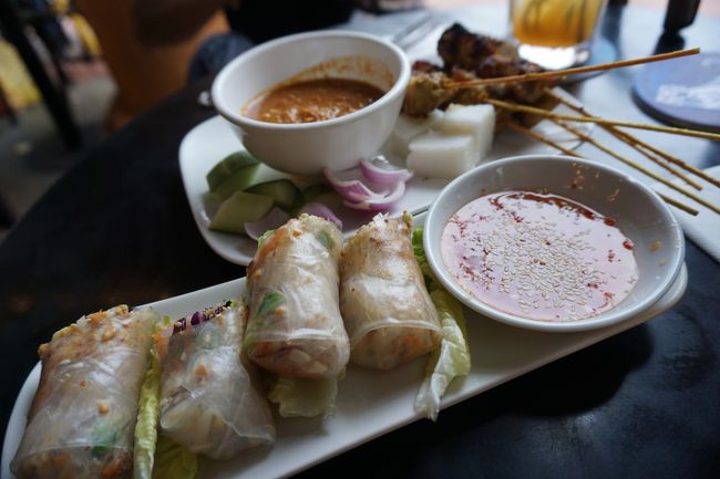 生春巻き、サテ−。ビールも飲んで48.85RM≒1760円。<br /><br />ガイドブック読みながら、ちょっとくつろぐ。