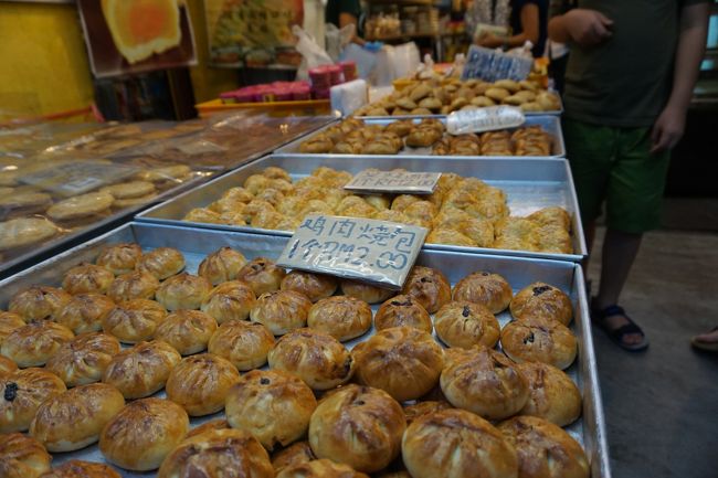こんなお菓子やさんで、パイナップルクッキー（11.5RM≒420円）を買ったり…