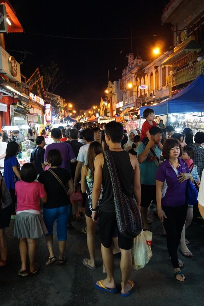 こんな雰囲気の中を歩く。ジョンカーストリート!!!ワクワクする!!!