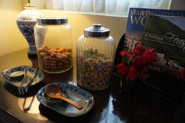 マジェスティックホテルマラッカのロビー。「お好きにどうぞ。」のスナック。こちらもレトロで素敵です♪<br /><br />以下、「マジェスティックホテルマラッカ」について少しご紹介！