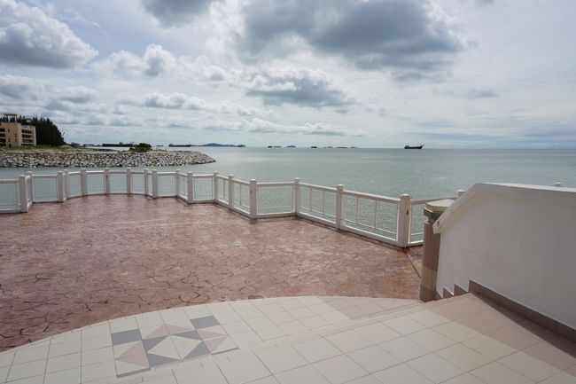 ここ!!!「旅サラダ」で見てから、行きたいと思っていたモスク。こちらも女性は、入り口でローブを借り、身につけてから入ります。