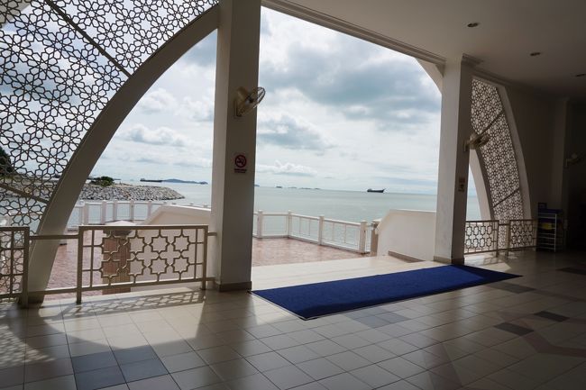 マラッカ海峡。そこに建つモスク。異文化を感じます。