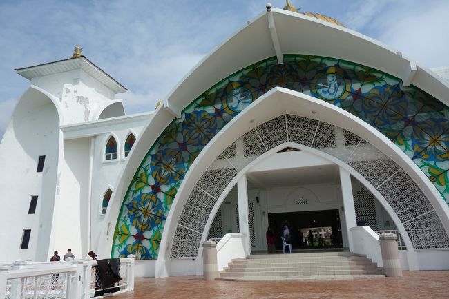 入り口はこちら。変わった造りのモスクですね。