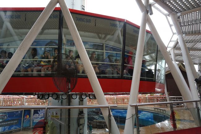 マラッカタワーに乗ります!!!（20RM×2名）<br /><br />この行列に並んでいるときに、雨が降り出しました。並ぶ場所には屋根があるので濡れずに済みましたが、自転車をどうしよう…