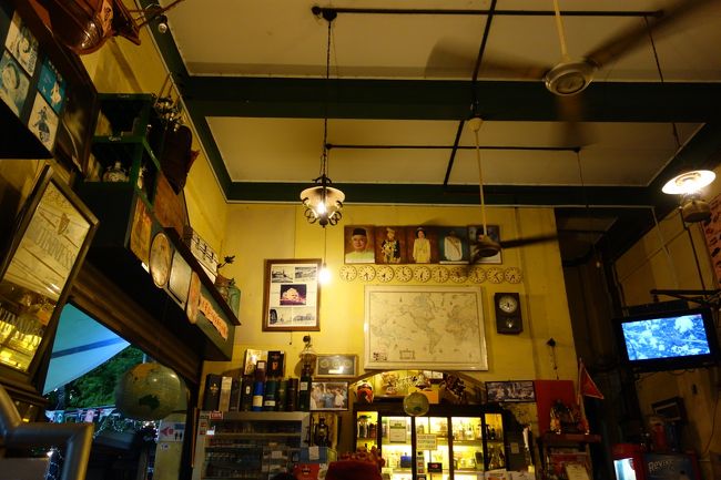 途中、人様のお宅やお店の軒先で雨宿りをさせてもらったり、小雨の中を自転車で走ったりしながら、なんとか進み、無事に「ディスカバリーカフェ」に自転車を返却します。<br /><br />まだ雨が降っているので、雨宿りがてらビール＆お茶タイム（15.4RM≒555円）。雨がやんだら、今晩もジョンカーストリートへ。<br /><br />ちなみに、私はこの「ジョンカーウォーク」がしたくて、この旅のマラッカ着を金曜日と土曜日になるように設定しました。