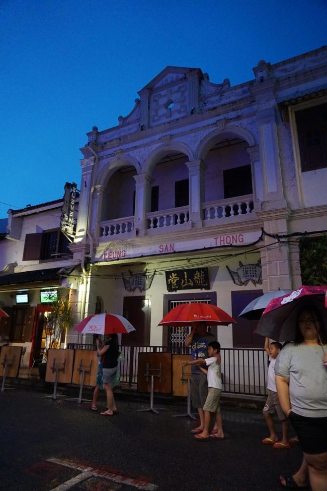 「Nancy's Kitchen」の行列。雨が降っているので列の間隔が広めです。